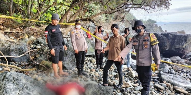 Mayat Pria Tanpa Kepala Ditemukan di Pantai Tanggamus