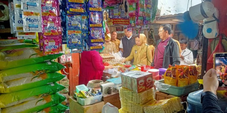 Sidak KPPU di Pasar Tamin Temukan Beras Dijual di Atas HET