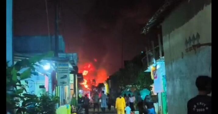 Api yang Membakar Gudang BBM di Sukajaya Masih Terus Membara Selama Lebih dari 10 Jam