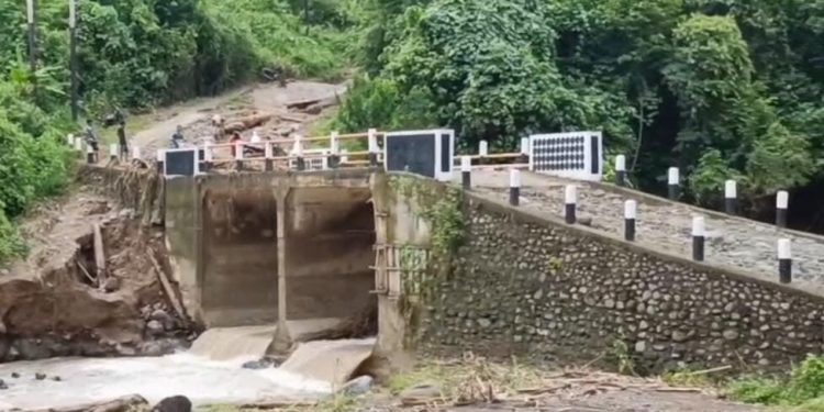 Jembatan Putus Akibat Banjir, 340 KK di Atar Lebar Tanggamus Terisolasi