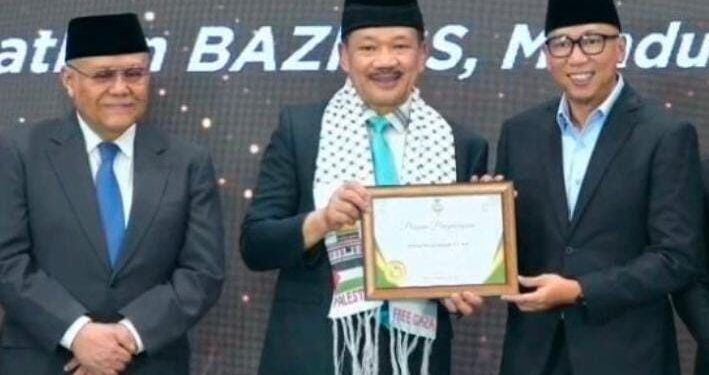 Gubernur Lampung Menerima Penghargaan Baznas Awards 2025