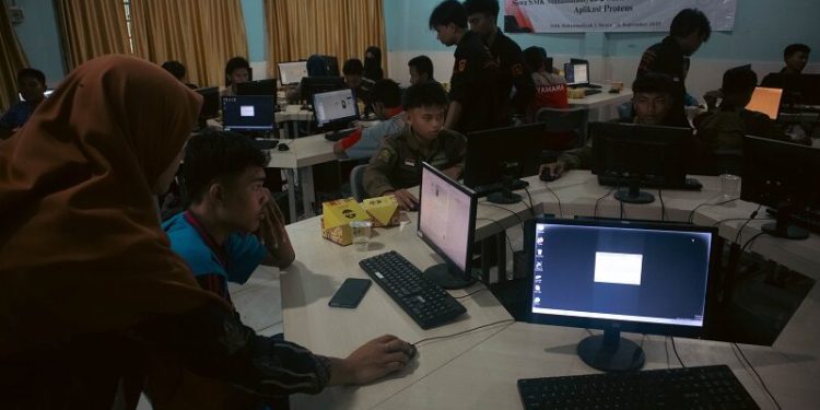 Pelatihan Proteus di SMK 2 Muhammadiyah Metro untuk Tingkatkan Literasi Digital Elektronika