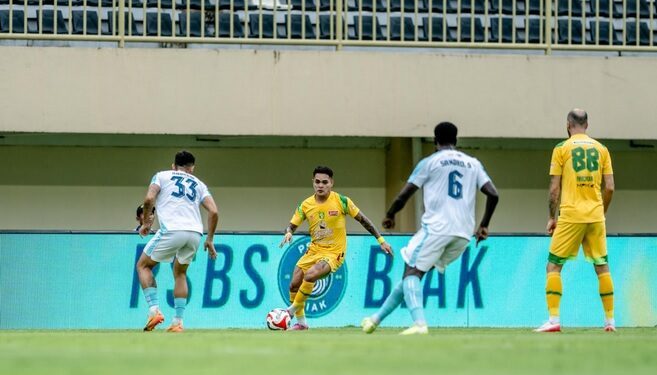 Laga PSBS dan Persebaya Berakhir Imbang dengan Tiga Kartu Merah