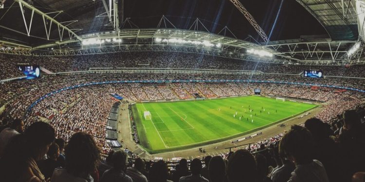 7 Aplikasi Terbaik untuk Streaming dan Menonton Pertandingan Bola Langsung