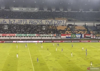 Sepuluh Pemain Persib Bandung Menang atas Persis Solo dengan Skor 2-0