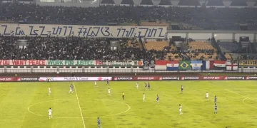 Sepuluh Pemain Persib Bandung Menang atas Persis Solo dengan Skor 2-0