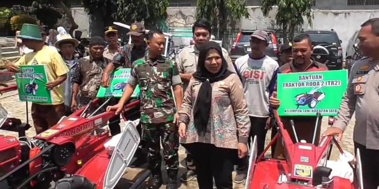 Petani Menghargai Bantuan Traktor dari Pemerintah Kota Bandar Lampung