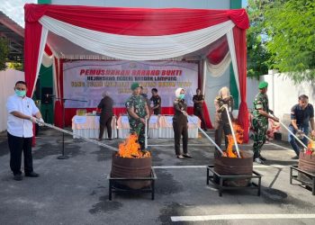 Kejari Bandar Lampung Musnahkan 162 Barang Bukti dari Berbagai Perkara