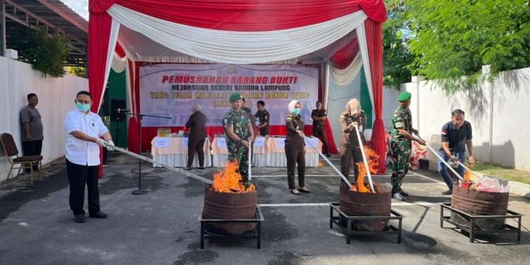 Kejari Bandar Lampung Musnahkan 162 Barang Bukti dari Berbagai Perkara