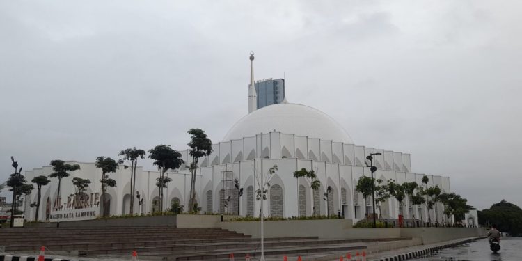 Jumat, 19 Desember 2025, Lampung Berawan dan Waspada Hujan