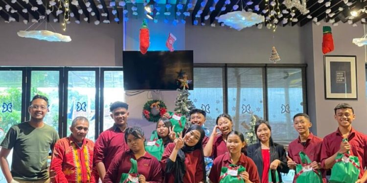 Perayaan Christmas Tree Light Up dan Berbagi Bersama Ebenhazer Ministry di Lampung
