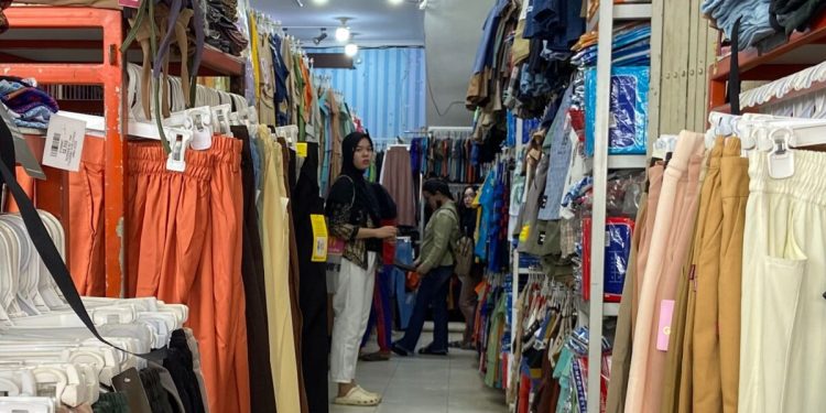 Pekerja Toko Berjuang di Tengah Tantangan Kesulitan Lapangan Kerja