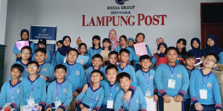 Tingkatkan Literasi, Ratusan Siswa SDN Teladan Kunjungi Media Lokal Lampung